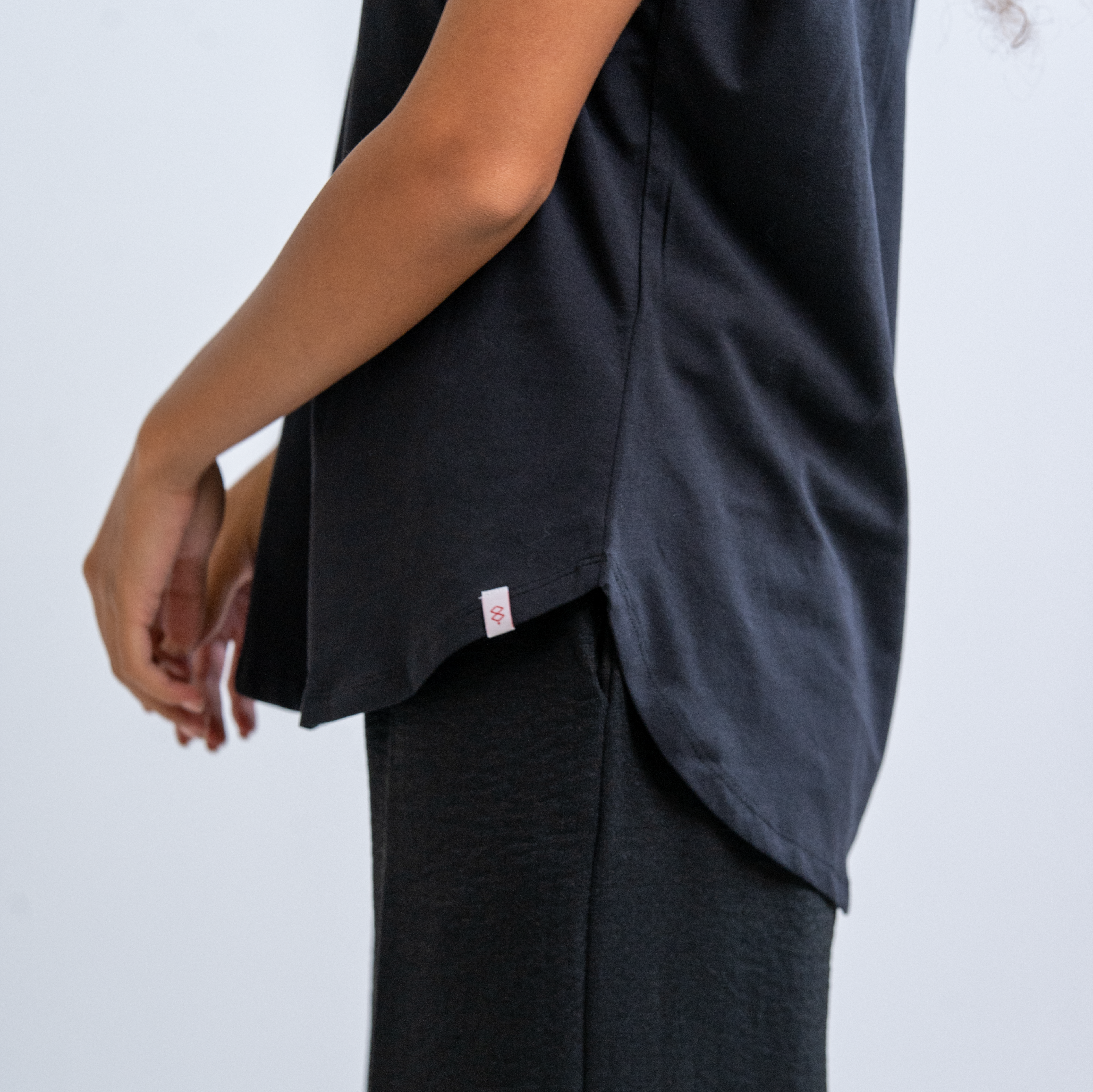 DOUBLE LAYER LONG FIT SLEEVELESS BASIC T-SHIRT Round