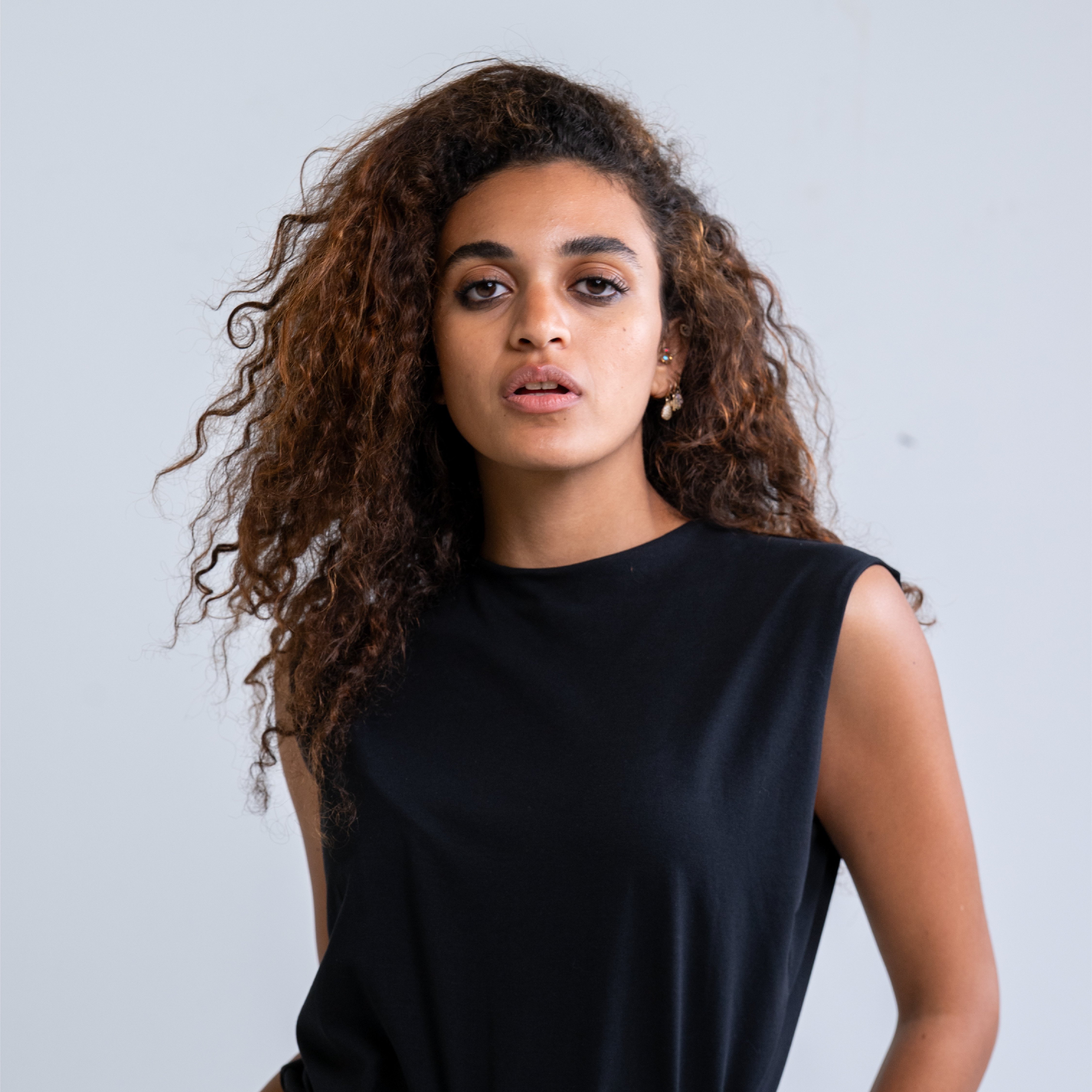DOUBLE LAYER SHORT FIT SLEEVELESS BASIC T-SHIRT Round