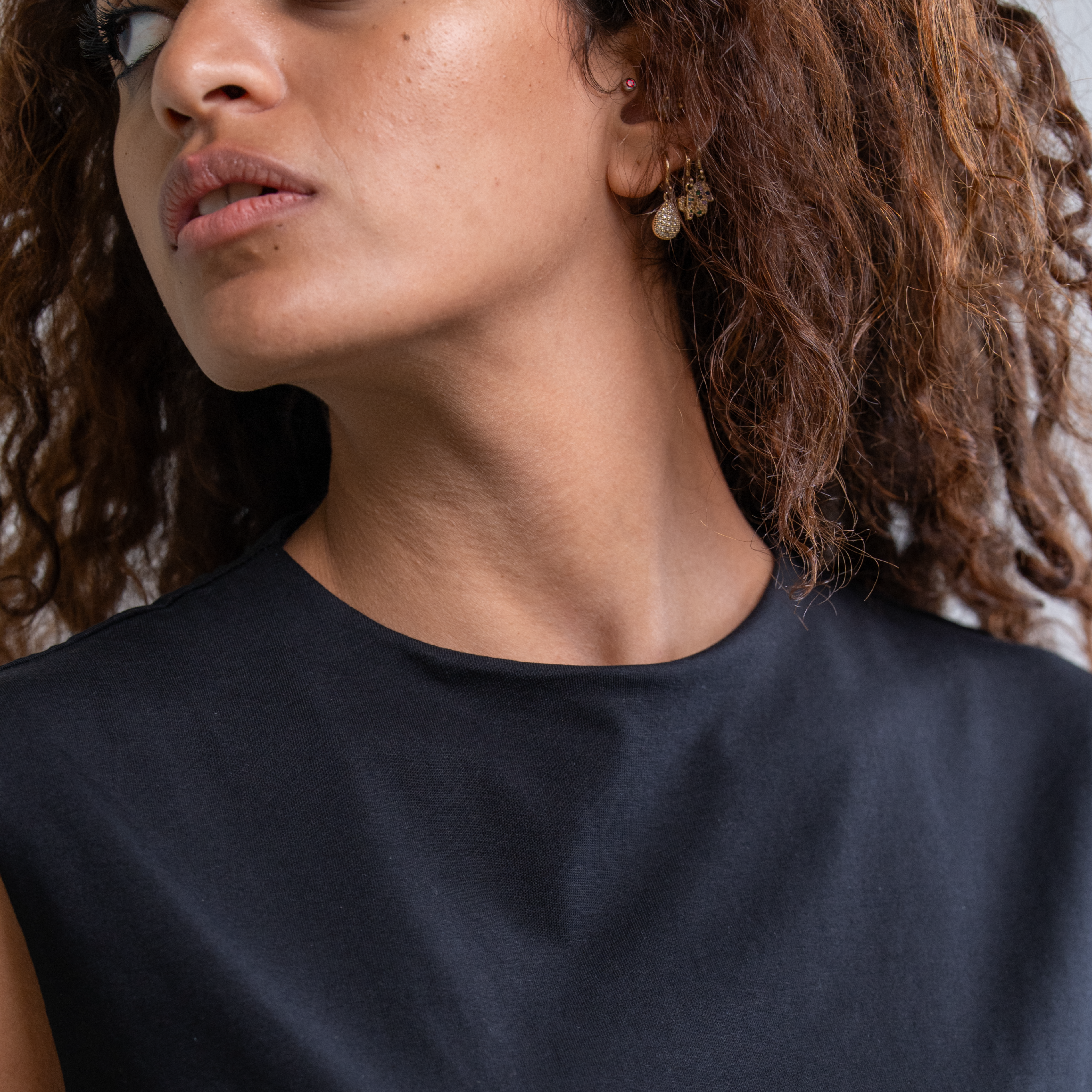 DOUBLE LAYER SHORT FIT SLEEVELESS BASIC T-SHIRT Round